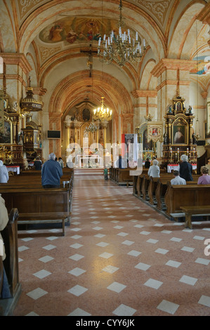 Persone in preghiera nella chiesa parrocchiale di Wadowice, Polonia. Foto Stock