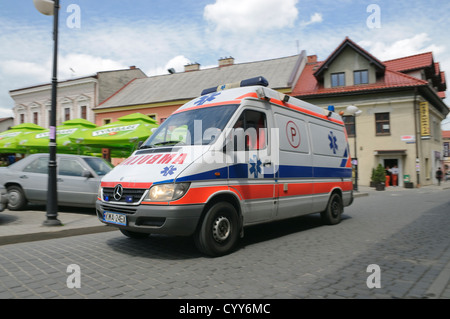 Accelerazione dei processi di ambulanza, motion blur. Wadowice, Polonia. Foto Stock