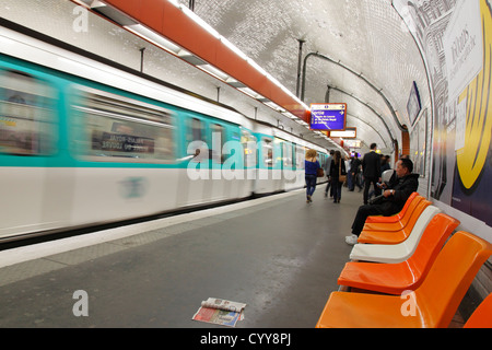 La stazione della metropolitana Palais-Royal Musée du Louvre di Parigi - Treno in partenza dalla stazione Foto Stock