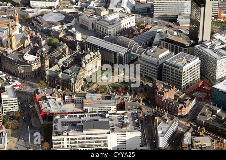 Vista aerea del centro della città di Sheffield, tra cui il Peace Gardens, giardini invernali e il Crucible Theatre Foto Stock