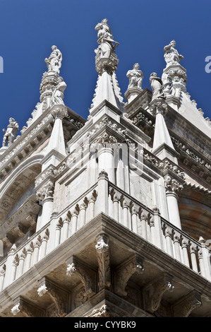 Le statue sulla sommità del Arco Edificio Foscari, Palazzo del Doge di Venezia, Italia. Foto Stock