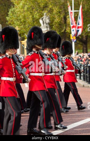 Membri della Guardia scozzese sulla parata a Buckingham Palace di Londra Inghilterra, Regno Unito Foto Stock