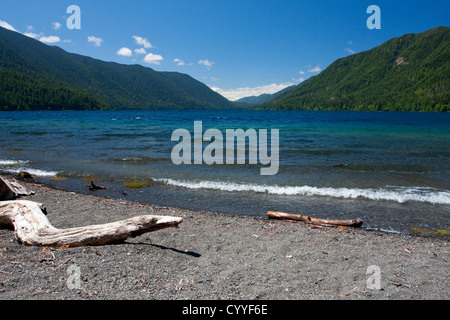 Vista panoramica dalla spiaggia del Lago di Crescent, il Parco Nazionale di Olympic, Clallam County, Washington. Stati Uniti d'America in giugno Foto Stock