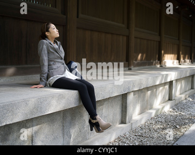 Bella giovane donna giapponese visitando Meiji Jingu, Tokyo Foto Stock