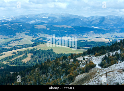 Ottobre Carpazi altopiano di montagna con la prima neve invernale e il fogliame di autunno Foto Stock