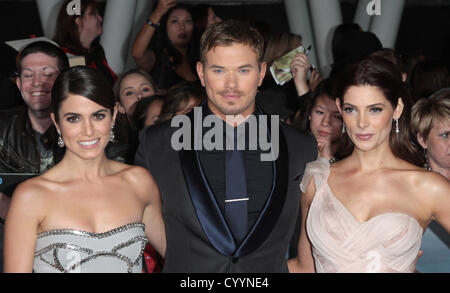 NIKKI REED Kellan Lutz Ashley Greene LA PREMIERE MONDIALE DEL Twilight Saga: ROTTURA DELL'ALBA - Parte 2 LOS ANGELES CALIFORNIA U Foto Stock