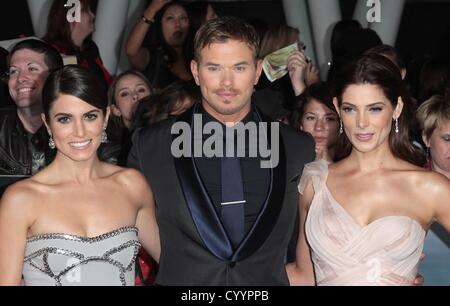 Nikki Reed e Kellan Lutz, Ashley Greene presso gli arrivi per il Twilight Saga: ROTTURA DELL'ALBA - Parte 2 Premiere, Nokia Theater in L.A. LIVE, Los Angeles, CA Novembre 12, 2012. Foto di: Adam Orchon/Everett Collection Foto Stock