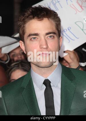 Robert Pattinson presso gli arrivi per il Twilight Saga: ROTTURA DELL'ALBA - Parte 2 Premiere, Nokia Theater in L.A. LIVE, Los Angeles, CA Novembre 12, 2012. Foto di: Adam Orchon/Everett Collection Foto Stock