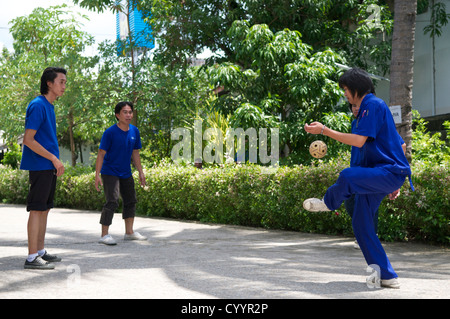 Il personale tailandese giocando Sepak takraw Foto Stock