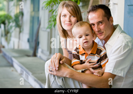 Felice perfetta giovane famiglia con il papà, mamma e figlio all'aperto avente fun Foto Stock