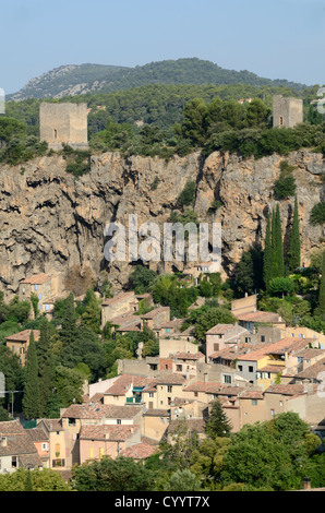 Vista aerea o alta angolo di vista sulle case del villaggio di Cotignac con le sue Cliff, Troglodyte abitazioni e torri medievali Provenza Francia Foto Stock