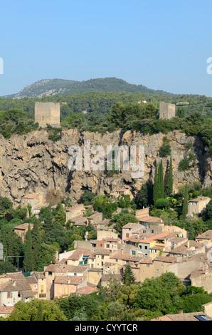 Vista aerea o alta angolo sul villaggio di Cotignac le sue case troglodite Cliff e torri medievali Var Provence Francia Foto Stock