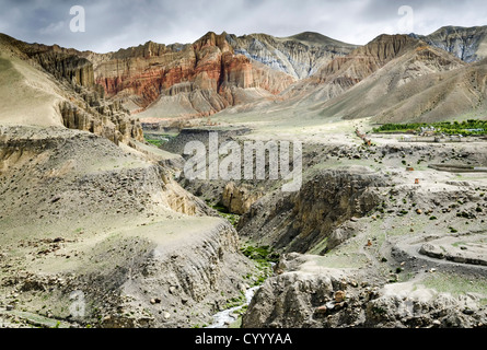 Colorate montagne stratificata e altopiano eroso lungo il percorso da Ghemi a Lo Manthang Asia scogliera ripida discesa affacciato Foto Stock