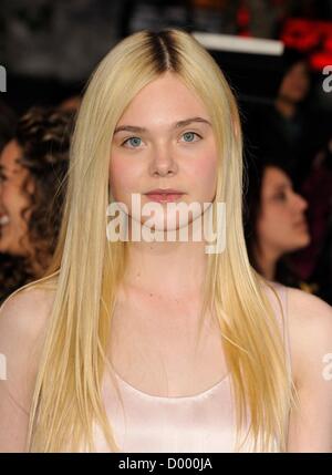 Elle Fanning presso gli arrivi per il Twilight Saga: ROTTURA DELL'ALBA - Parte 2 Premiere, Nokia Theater in L.A. LIVE, Los Angeles, CA Novembre 12, 2012. Foto di: Dee Cercone/Everett Collection Foto Stock