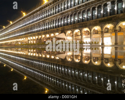L'Italia, Venezia, Piazza San Marco, di notte la riflessione in acqua di inondazione Foto Stock