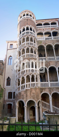 L'Italia, Venezia, Palazzo Contarini del Bovolo, Renaissance xv secolo esterno scalinata a spirale conosciuta come la lumaca-shell Foto Stock