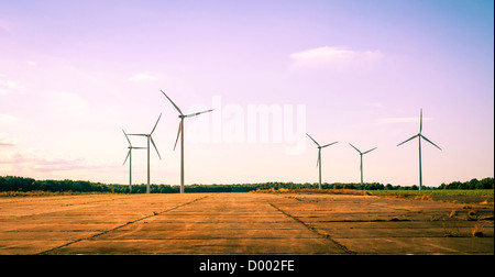 Una immagine di windturbine sulla giornata di sole Foto Stock