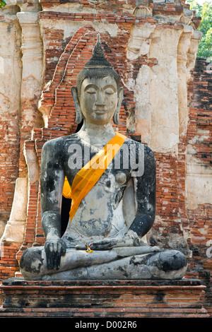 Statua di Buddha nel tempio di Wat Mahathat in Ayutthaya parco storico, Thailandia Foto Stock