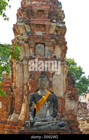 Statua di Buddha nel tempio di Wat Mahathat in Ayutthaya parco storico, Thailandia Foto Stock