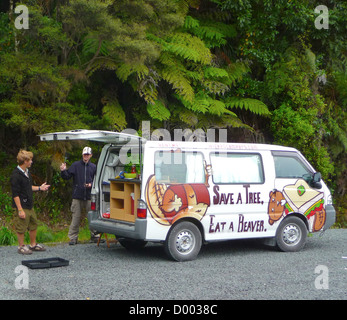 Gli studenti anno gap travel camper van camper Nuova Zelanda empi camper Foto Stock