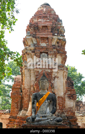 Statua di Buddha nel tempio di Wat Mahathat in Ayutthaya parco storico, Thailandia Foto Stock