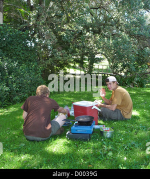 Gli studenti anno gap travel camper van camper Nuova Zelanda empi camper Foto Stock