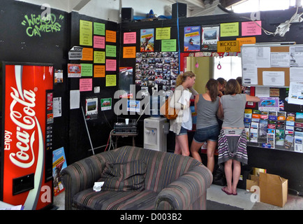 Gli studenti anno gap travel camper van camper Nuova Zelanda empi camper Foto Stock