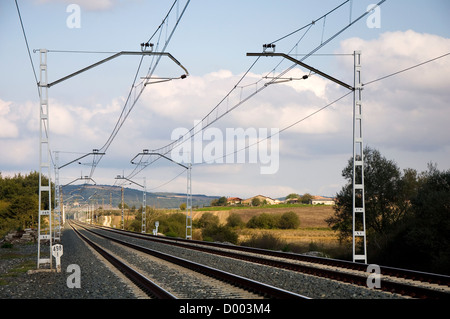 I binari della ferrovia tra Vitoria-Gasteiz e Pamplona in Spagna Foto Stock