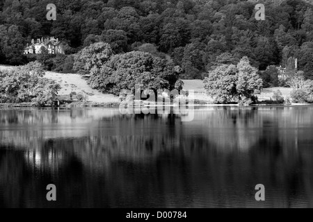 In bianco e nero di riflessioni a Grasmere acqua, Parco Nazionale del Distretto dei Laghi, Cumbria County, Inghilterra, Regno Unito. Foto Stock