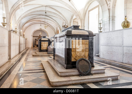 Re Dom Manuel II tomba nel Pantheon reale della casa di Braganza. Sao Vicente de Fora monastero. Lisbona, Portogallo. Foto Stock