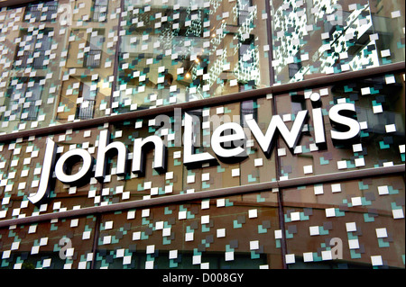 John Lewis department store logo sulla facciata in vetro del nuovo store. La Hayes, centro di Cardiff, Galles Foto Stock