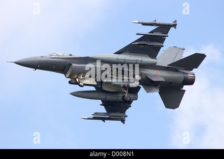 Armati F-16 jet da combattimento da sotto Foto Stock