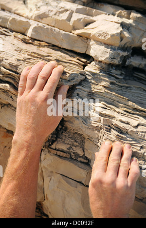 Rocciatore, dettaglio delle mani, climbing Foto Stock