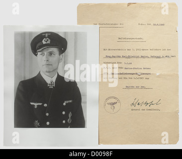 Karl-Friedrich Merten - un documento promozionale a Kapitän zur See (Capitano) del 10 giugno 1945(!), documento Hectografico con addenda tipografica: 'IT Einverständnis der 7.(US)-Armee befördere ich den Freg.Kapitän Karl-Friedrich Merten ... mit Wirkung und RDA vom 1.5.1945 zum Kapitän zur See' ('con la concorrenza dell'esercito statunitense 7th promuovo il comandante Karl-Friedrich Merten ...al capitano in vigore dal 1° maggio 1945'). Firmato in inchiostro dal Comandante Supremo Sud, Generale der Kavallerie Siegfried Westphal. Piegato, strappato al centro. È inclusa una fotocopia di uno stato del 1967, Foto Stock