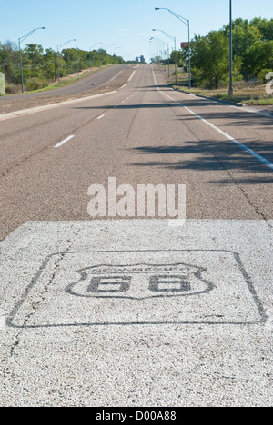 "Route 66" è dipinta sulla sezione principale della carreggiata in arrivo di Tucumcari. Foto Stock