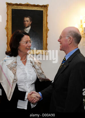 Praga, Repubblica Ceca. Il 13 novembre 2012. Il presidente della Camera dei Deputati Miroslava Nemcova (sinistra) scuote la mano con il tedesco camera bassa del Parlamento Presidente del Bundestag Norbert Lammert a Praga Repubblica Ceca, Novembre 13, 2012. (CTK foto/Michal Krumphanzl) Foto Stock