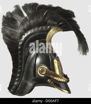 Un casco M 1833 per gli uomini arruolati, della linea Prussiana Cuirassiers cranio in pelle nera alta di forma russa, spine laterali di protezione in pelle, pettine in pelle, chiusura in ottone sul davanti, cresta di crine con anelli laterali in filo. Piastra anteriore con aquila araldica goffrata. Scalini in ottone convesso, scarpata in metallo a destra (aggiunta?). Rivestimento in pelle. L'interno conserva un'etichetta makerïs di Ferdinand Titel, Berlino. Pezzo acquistato privatamente. Buone condizioni senza danni maggiori lacca,storico,storico,XIX secolo,Prussia,Germania,milizia,diritti aggiuntivi-clearences-non disponibile Foto Stock