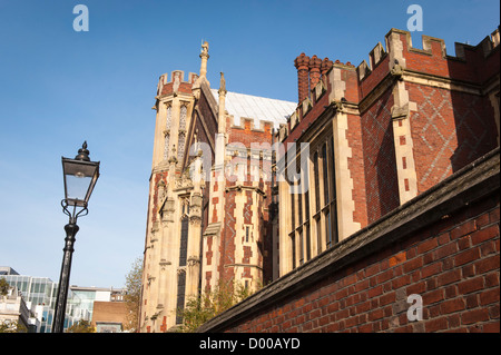 Londra , Lincolns Inn , High Holborn , rosso mattone i dettagli di edifici antichi in stile gas lampione Foto Stock