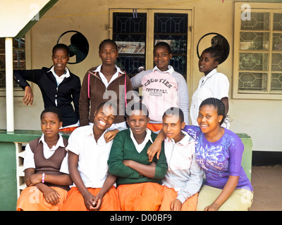 Le ragazze della scuola in Tanzania;East Africa;Africa sorridente che posano per una foto di classe Foto Stock