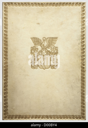 Hermann Göring - registro inventario 'Kristallgläser zu einem Jagdservice'(vetri di cristallo per un servizio a tema di caccia)dalla fabbrica Baccarat, un regalo per il suo 50 ° compleanno nel 1943.Vellum valigetta con un grande oro-goffrato stemma della famiglia Göring e foglie di quercia sul lato anteriore.elenco inventario con testo esplicativo e disegni di I vari bicchieri, decanter e ciotole di frutta con passepartouts.Dimensions circa 30 x 42 cm.on la foglia di volo una dedica manoscritta al generale Leclerc dai suoi ufficiali in Berchtesgaden, datata 5.5.1945,hi,diritti aggiuntivi-clearences-non disponibile Foto Stock