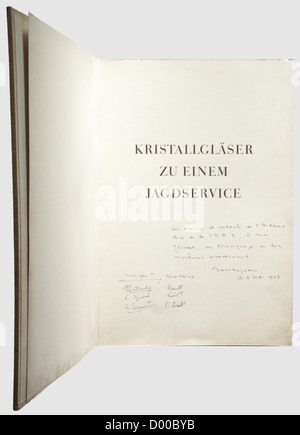 Hermann Göring - registro inventario 'Kristallgläser zu einem Jagdservice'(vetri di cristallo per un servizio a tema di caccia)dalla fabbrica Baccarat, un regalo per il suo 50 ° compleanno nel 1943.Vellum valigetta con un grande oro-goffrato stemma della famiglia Göring e foglie di quercia sul lato anteriore.elenco inventario con testo esplicativo e disegni di I vari bicchieri, decanter e ciotole di frutta con passepartouts.Dimensions circa 30 x 42 cm.on la foglia di volo una dedica manoscritta al generale Leclerc dai suoi ufficiali in Berchtesgaden, datata 5.5.1945,hi,diritti aggiuntivi-clearences-non disponibile Foto Stock