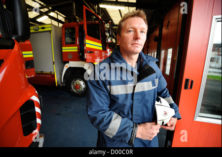 Re. Vigile del fuoco di orologio bianco a Pontypridd la stazione dei vigili del fuoco in S GALLES - guarda il Manager Tony Green Foto Stock