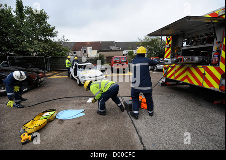 Vigile del fuoco di orologio bianco a Pontypridd la stazione dei vigili del fuoco in S del Galles hanno una sessione di formazione sulla rta salvataggi utilizzando powered equipm di taglio Foto Stock