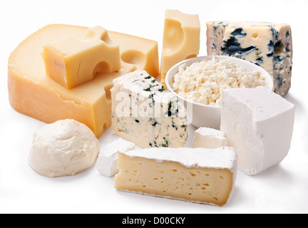 Vari tipi di formaggi su uno sfondo bianco. Foto Stock