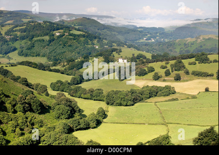 A ovest da Trevor rocce, Llangollen, oltre la Dee valle a Dinbren Hall. Denbighshire, Wales, Regno Unito. Estate nebbia di mattina Foto Stock