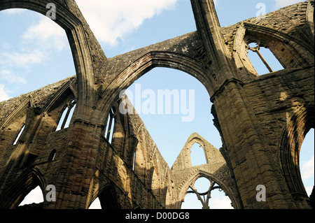 Tintern Abbey nella valle del Wye, Monmouthshire, Wales, Regno Unito. Cistercensi monastero cristiano fondato 1131. Transetto centrale archi Foto Stock