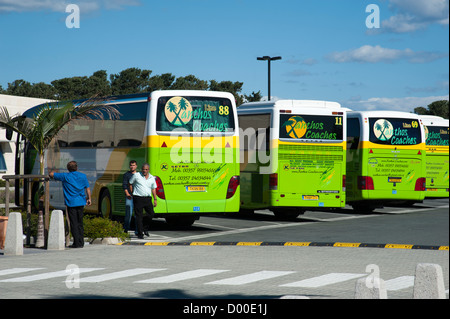 Gli autobus turistici al di fuori di Pafos Aeroporto Internazionale di Paphos Cipro Foto Stock