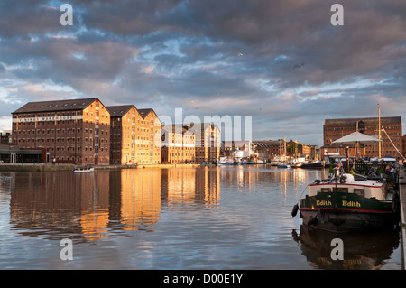 Vista sulla storica Gloucester Docks e ripristinati vecchi magazzini, Gloucestershire, Regno Unito Foto Stock