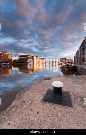 Vista sulla storica Gloucester Docks e ripristinati vecchi magazzini, Gloucestershire, Regno Unito Foto Stock