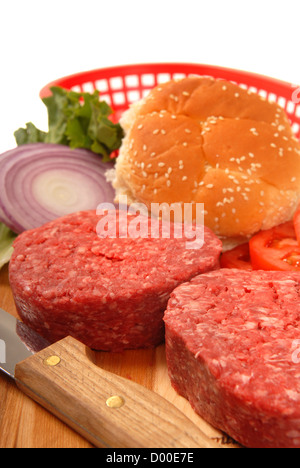 Gli ingredienti freschi per la realizzazione di più deliziosi hamburger Foto Stock